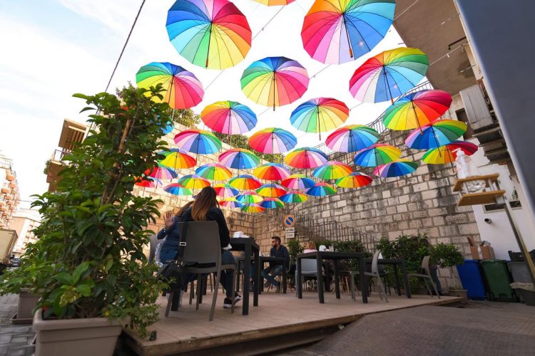 Gli ombrelli sospesi di via Garibaldi a Vittoria. L’installazione artistica di Francesco Iacono