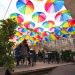 Gli ombrelli sospesi di via Garibaldi a Vittoria. L’installazione artistica di Francesco Iacono