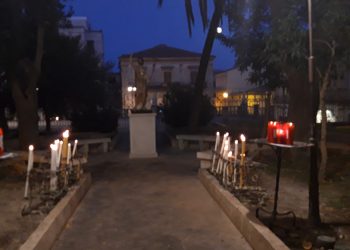 Ragusa: ceri accesi dai devoti nel giardino della cattedrale per la natività di San Giovanni