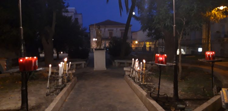 Ragusa: ceri accesi dai devoti nel giardino della cattedrale per la natività di San Giovanni