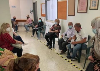 Al via da oggi la vaccinazione per gli over 16. Al centro vaccinale di Santa Croce grande affluenza
