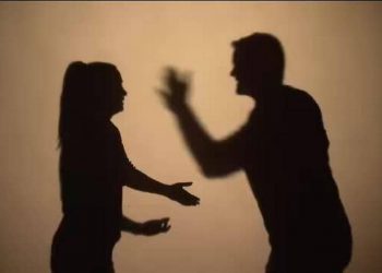 Rissa in famiglia a Vittoria, donna ferita