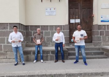 “Detti e rimedi di un tempo che fu”, l’associazione “Gli amici ro Cuozzu” dona agli studenti dell’istituto comprensivo di Giarratana un piccolo libro sui modi di dire delle antiche generazioni