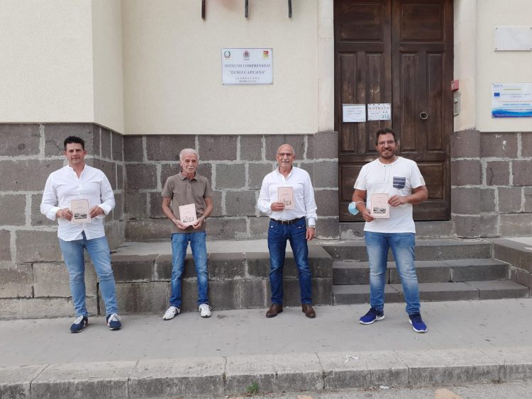 “Detti e rimedi di un tempo che fu”, l’associazione “Gli amici ro Cuozzu” dona agli studenti dell’istituto comprensivo di Giarratana un piccolo libro sui modi di dire delle antiche generazioni