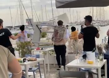 Rissa al porto di Marina a colpi di tavolini e sedie