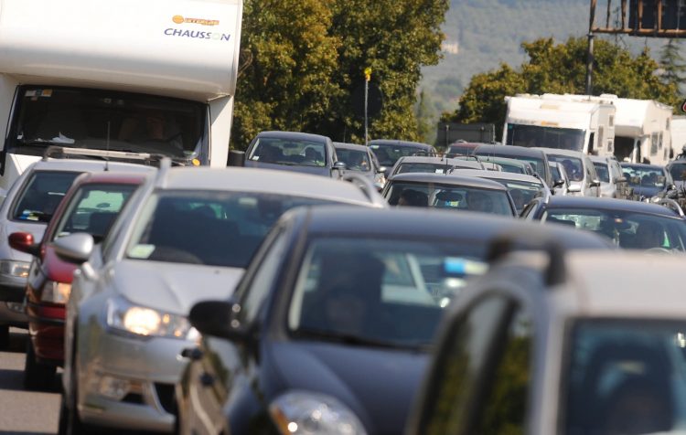 Mezzo pesante perde olio sulla 115: traffico deviato all’ingresso di Ragusa
