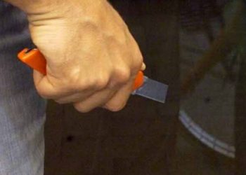 Vittoria: tira fuori un taglierino a seguito di un incidente, denunciato