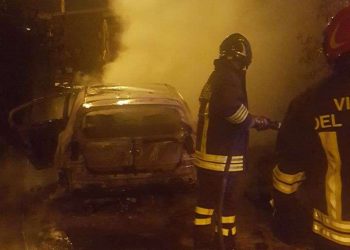 Due auto a fuoco: a Santa Maria del Focallo e a Scicli