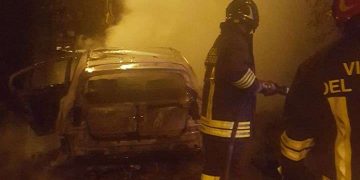 Due auto a fuoco: a Santa Maria del Focallo e a Scicli