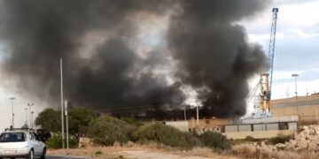 Migranti: incendio in hot spot, alcuni in fuga a Pozzallo. Ingenti i danni