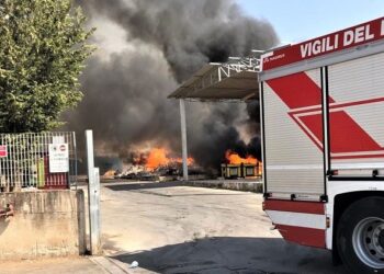 Comiso: incendio al Centro comunale di raccolta rifiuti