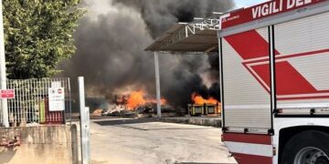 Comiso: incendio al Centro comunale di raccolta rifiuti
