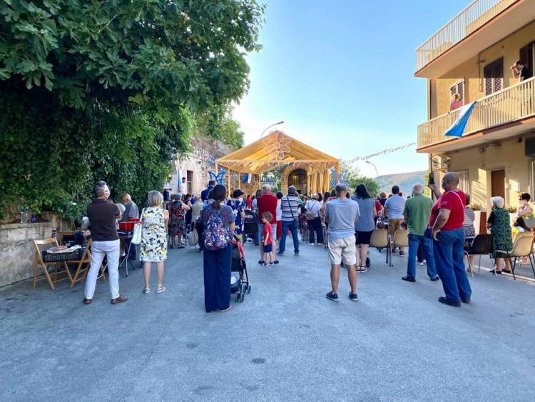 Un via vai continuo di pellegrini ieri nel piccolo santuario di Ragusa per rendere onore alla Madonna delle Grazie: “In città è un culto profondamente radicato”