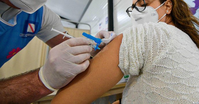 Alessandro Pone - Lapresse
Napoli 27 dicembre 2020
Cronaca
Napoli, V day in Europa. Prime vaccinazioni a infermieri e medici all'ospedale Cardarelli di Napoli. Il vaccino per il covid 19 della Pfizer è arrivato in Italia, e verranno vaccinati prima infermieri e operatori sanitari. 

Alessandro Pone - Lapresse
Naples 27 december 2020
Chronicle
Naples, V day in Europe. First vaccinations for nurses and doctors at the Cardarelli hospital in Naples. Pfizer's covid 19 vaccine has arrived in Italy, and nurses and healthcare professionals will be vaccinated first.