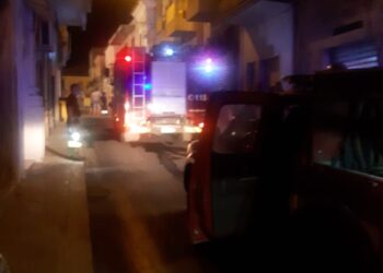 Incendio in un appartamento di Santa Croce, evacuato l’edificio