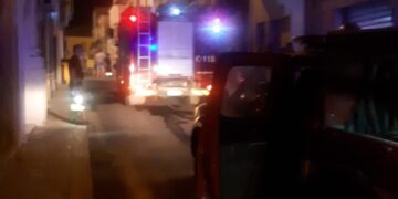 Incendio in un appartamento di Santa Croce, evacuato l’edificio