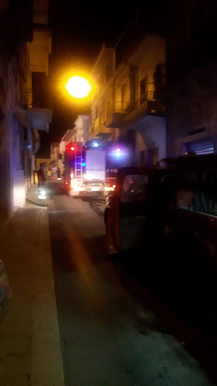 Incendio in un appartamento di Santa Croce, evacuato l’edificio