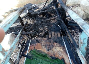 A fuoco la pedana del lido “La Capannina” di Scoglitti