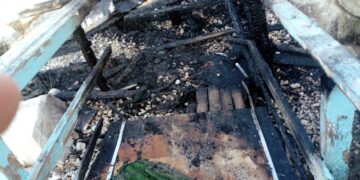 A fuoco la pedana del lido “La Capannina” di Scoglitti