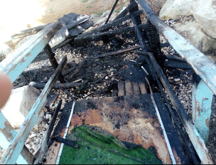 A fuoco la pedana del lido “La Capannina” di Scoglitti