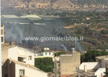 Brutto incendio a Vittoria, intervento aereo sulla vallata dell’Ippari. Fuoco anche a Chiaramonte, in contrada Patria