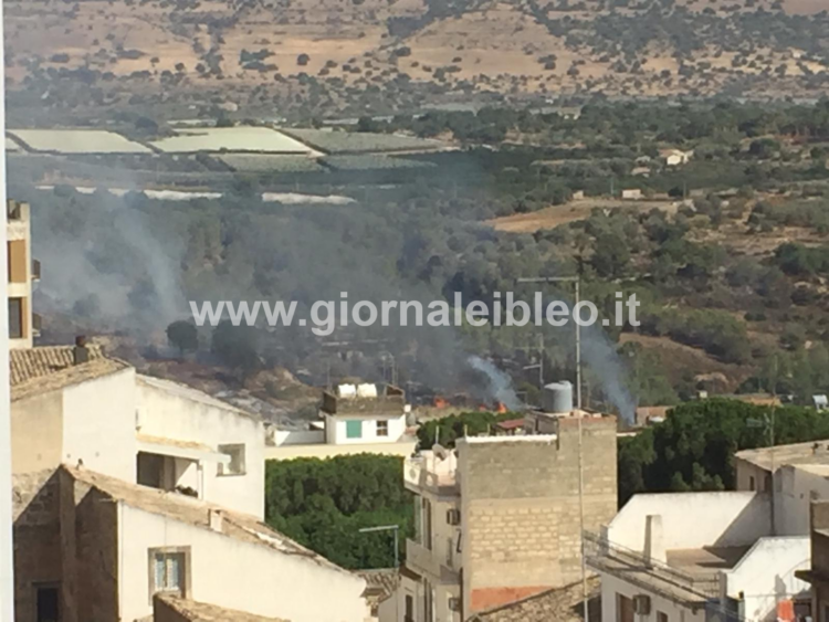 Brutto incendio a Vittoria, intervento aereo sulla vallata dell’Ippari. Fuoco anche a Chiaramonte, in contrada Patria