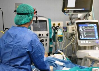 Covid: donna positiva partorisce in ospedale, il bimbo salvo ma lei è grave. E’ stata trasferita da Ragusa al Policlinico di Catania