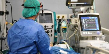 Covid: donna positiva partorisce in ospedale, il bimbo salvo ma lei è grave. E’ stata trasferita da Ragusa al Policlinico di Catania