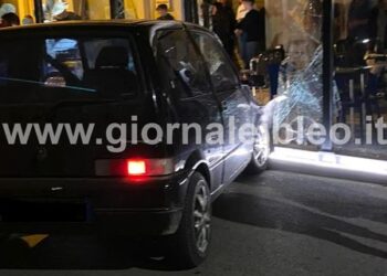 Auto distrugge il dehor di un bar a Chiaramonte: alla guida, un giovane senza patente. In auto erano in tre
