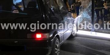Auto distrugge il dehor di un bar a Chiaramonte: alla guida, un giovane senza patente. In auto erano in tre
