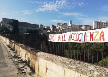 Odioso atto vandalico a Ragusa: bruciata la tenda dell’accoglienza