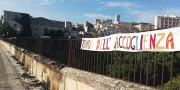Odioso atto vandalico a Ragusa: bruciata la tenda dell’accoglienza