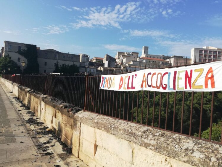 Odioso atto vandalico a Ragusa: bruciata la tenda dell’accoglienza
