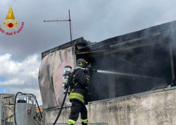 Comiso: incendio in un appartamento, evacuata famiglia