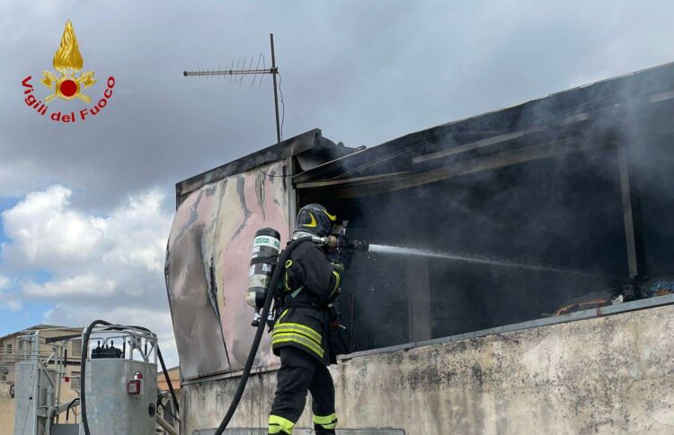 Comiso: incendio in un appartamento, evacuata famiglia
