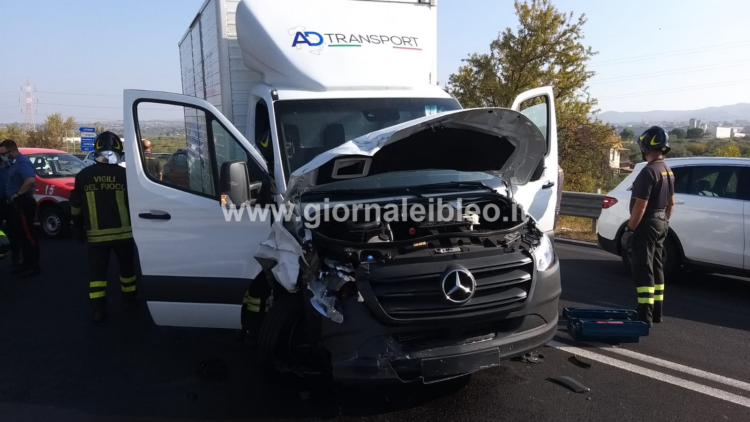 Incidente sulla SS. 514 allo svincolo per Coffa: tre feriti