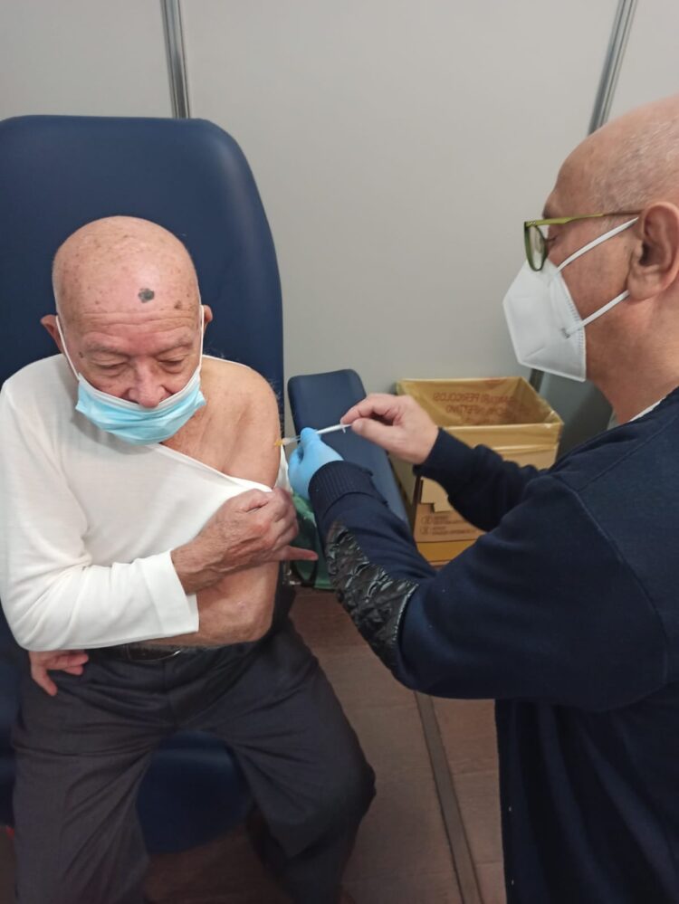 100 anni, 1 mese e due giorni il sig. Buonafede si è presentato per la sua terza dose del vaccino anti Covid all’hub “Fiere” di Vittoria