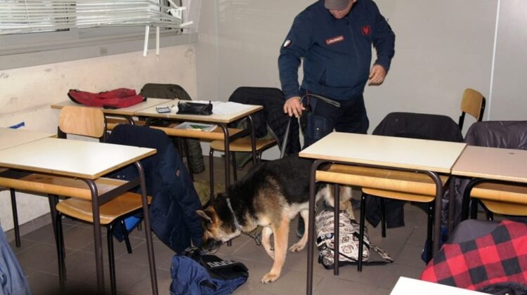 Trovata droga in alcune scuole di Modica. I controlli della polizia