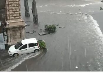 Il nubifragio si abbatte su Catania: strade come fiumi, allagamenti, chiusa anche la tangenziale ovest