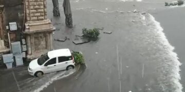 Il nubifragio si abbatte su Catania: strade come fiumi, allagamenti, chiusa anche la tangenziale ovest