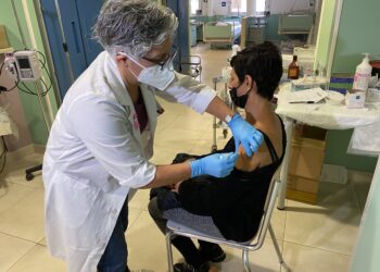 Vaccini anticovid nel reparto di Oncologia Medica dell’ospedale “Maria Paternò Arezzo”.  Grande Successo dell’iniziativa