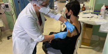 Vaccini anticovid nel reparto di Oncologia Medica dell’ospedale “Maria Paternò Arezzo”.  Grande Successo dell’iniziativa