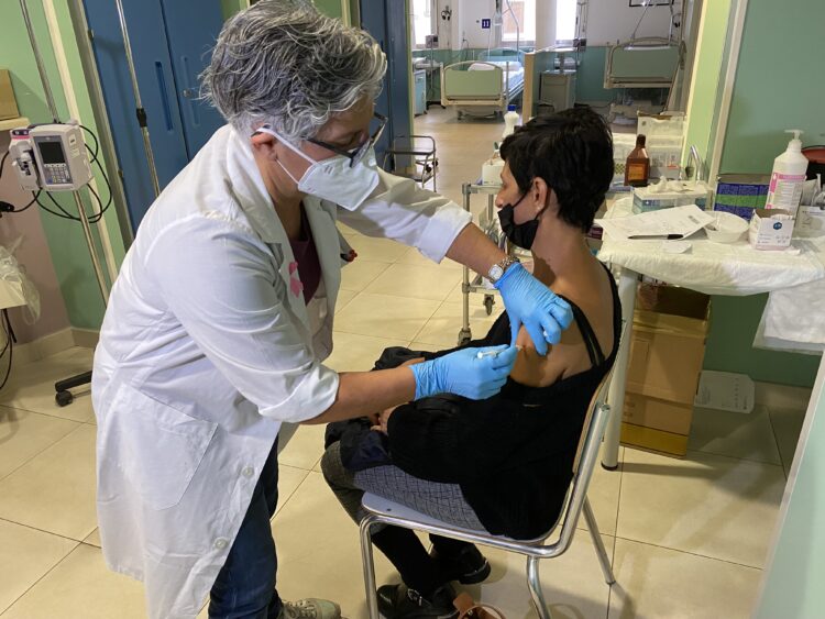 Vaccini anticovid nel reparto di Oncologia Medica dell’ospedale “Maria Paternò Arezzo”.  Grande Successo dell’iniziativa