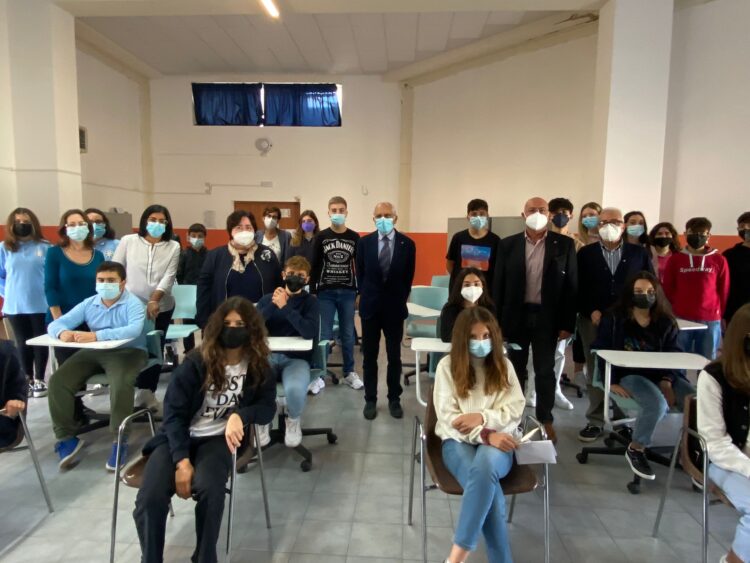 Il Kiwanis di Vittoria dona libri e divise agli alunni del Caruano