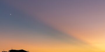 Un raggio crepuscolare indica venere. La foto scattata a Modica