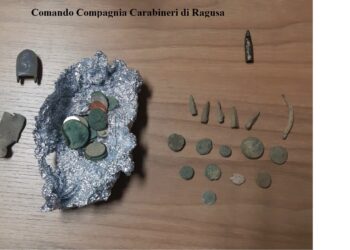 Tombaroli scoperti a scavare nel sito di Kamarina: denunciate 4 persone