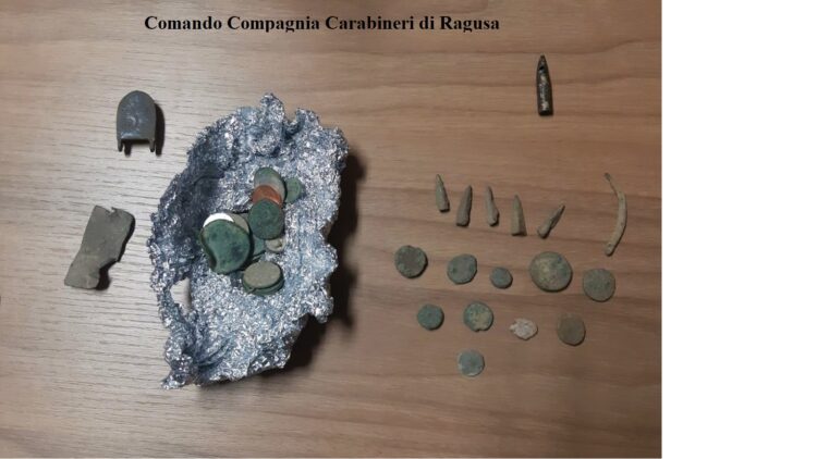 Tombaroli scoperti a scavare nel sito di Kamarina: denunciate 4 persone