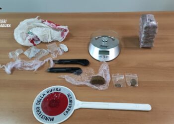 Nascondevano hashish in un garage del centro di Scicli, arrestate 4 persone