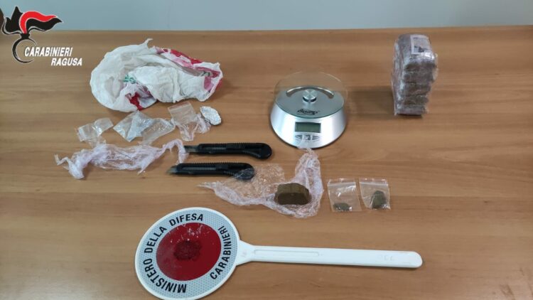 Nascondevano hashish in un garage del centro di Scicli, arrestate 4 persone