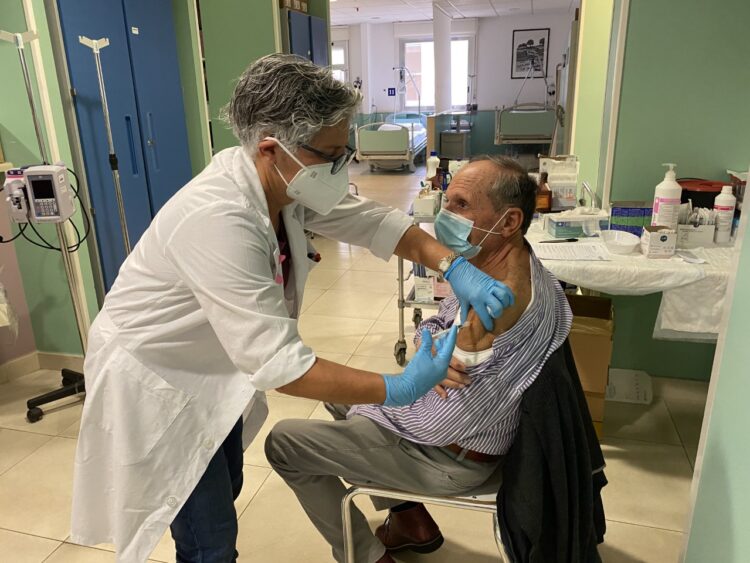 1° novembre 2021 gli hub vaccinali e i centri vaccinali provvisori restano chiusi. Terza dose “booster” senza prenotazione per gli over 60